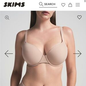 SKIMS Fits Everyone T-Shirt Nude Bra